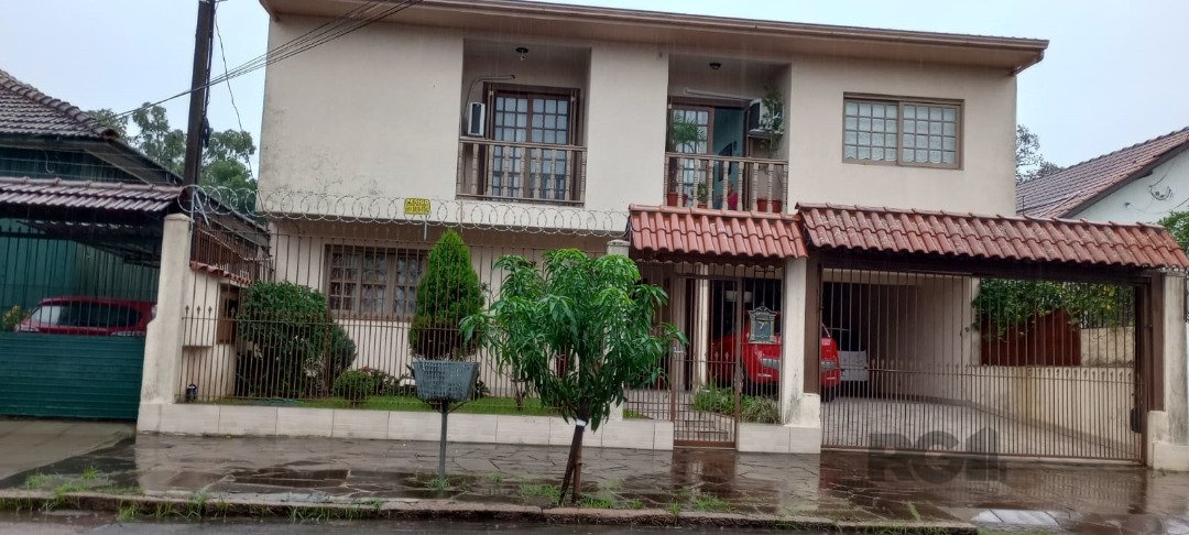 Casa com 328m², 3 dormitórios, 1 suíte, 5 vagas no bairro Nonoai em Porto Alegre para Comprar