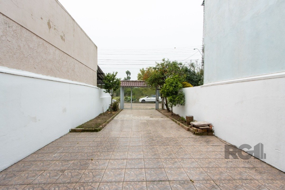 Casa à venda com 1 quarto, 62m², 2 vagas, Rua Enio Berwanger no bairro Hípica em Porto Alegre