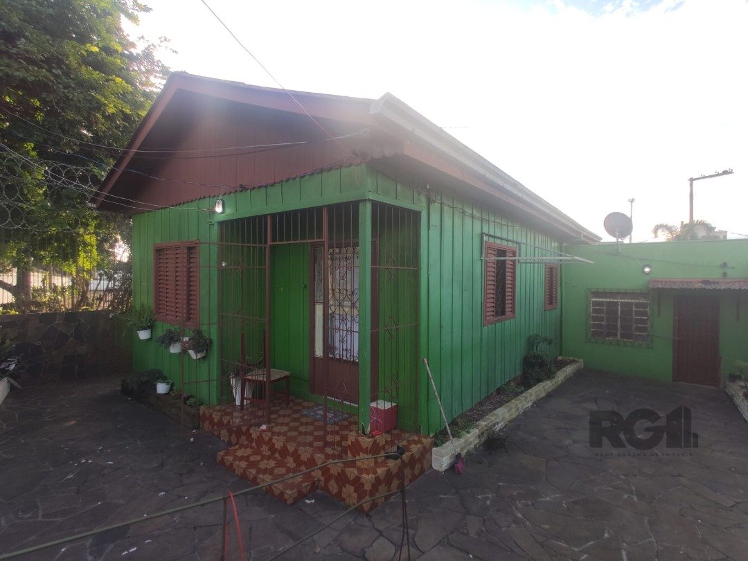 Casa com 100m², 3 dormitórios, 2 vagas no bairro Camaquã em Porto Alegre para Comprar