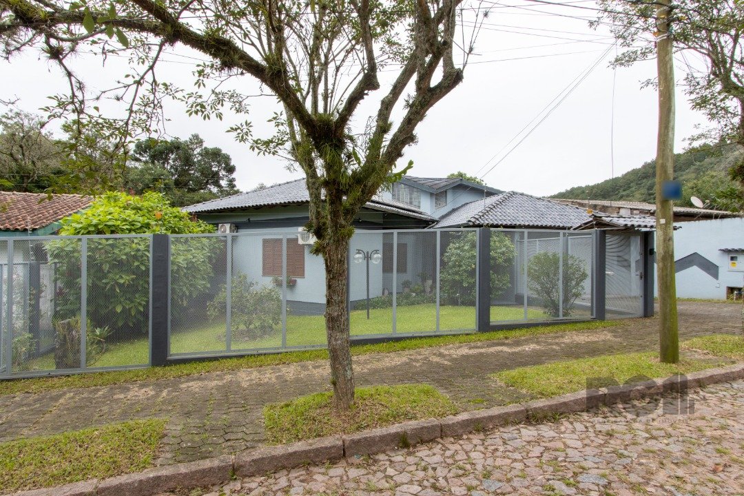 Casa com 250m², 3 dormitórios, 1 suíte, 2 vagas no bairro Aberta dos Morros em Porto Alegre para Comprar