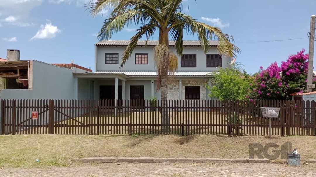Casa com 165m², 3 dormitórios, 1 suíte, 5 vagas no bairro Atlântida Sul em Osório para Comprar