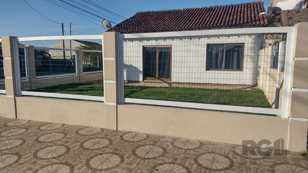 Casa com 65m², 2 dormitórios, 2 vagas no bairro Centro em Imbé para Comprar