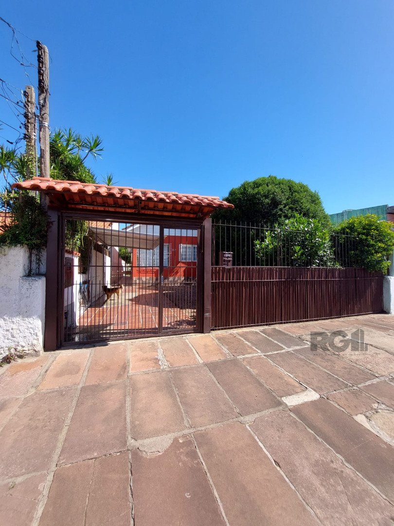 Casa à venda com 1 quarto, 112m², 1 suíte, Rua Doutor Mário Totta no bairro Tristeza em Porto Alegre