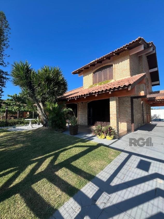 Casa com 280m², 6 dormitórios, 2 suítes, 2 vagas no bairro Arpoador em Xangri-Lá para Comprar