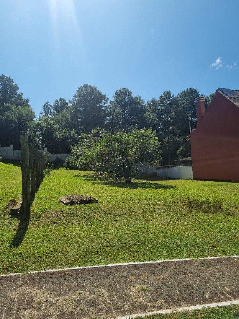 Terreno em Condominio à venda , 330m², Avenida Edgar Pires de Castro no bairro Hípica em Porto Alegre