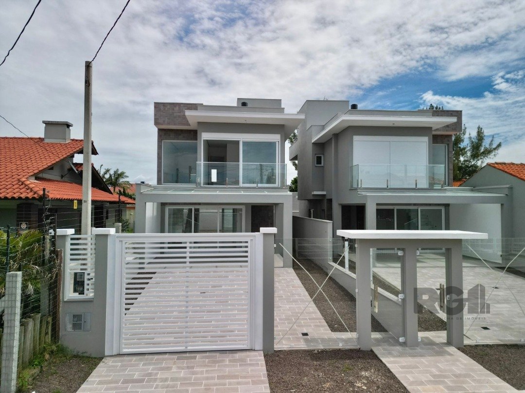 Casa com 143m², 3 dormitórios, 1 suíte, 2 vagas no bairro Zona Nova em Capão da Canoa para Comprar