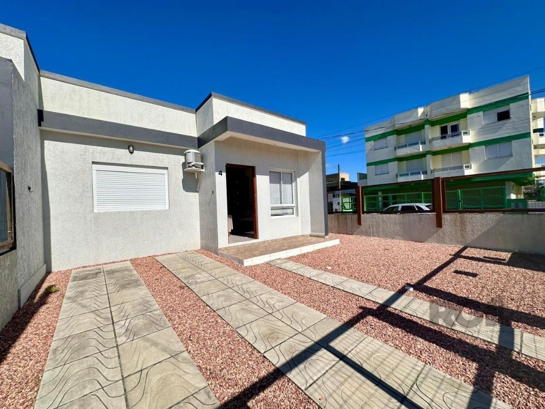 Casa com 68m², 2 dormitórios, 2 vagas no bairro Jardim Beira Mar em Capão Da Canoa para Comprar