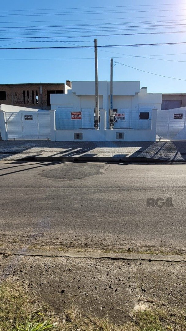 Casa com 111m², 3 dormitórios, 1 suíte, 1 vaga no bairro Centro em Capão da Canoa para Comprar