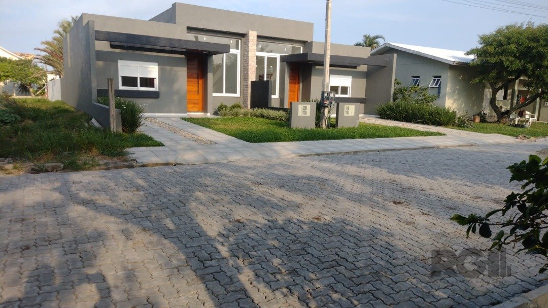 Casa com 98m², 3 dormitórios, 1 suíte, 2 vagas no bairro Maristela em Xangri-Lá para Comprar