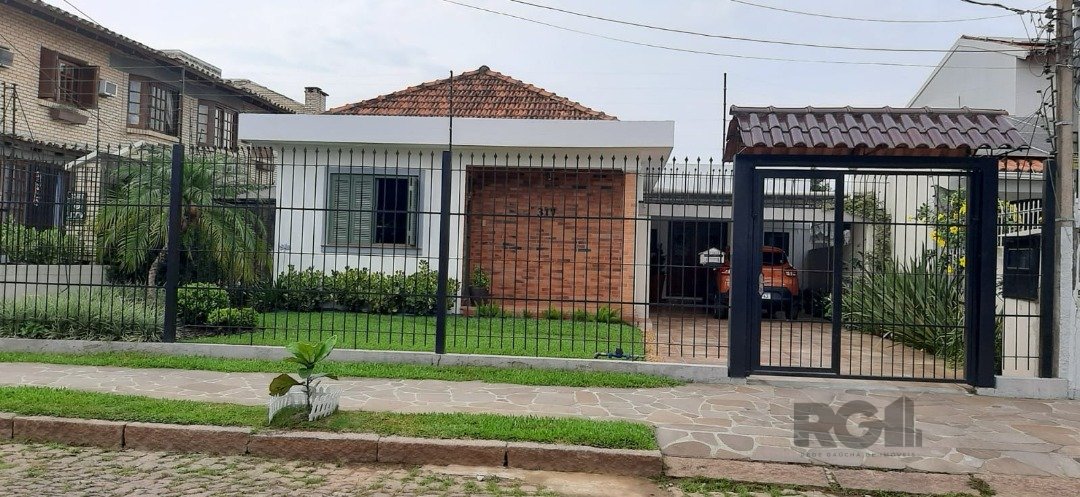 Casa com 271m², 5 dormitórios no bairro Guarujá em Porto Alegre