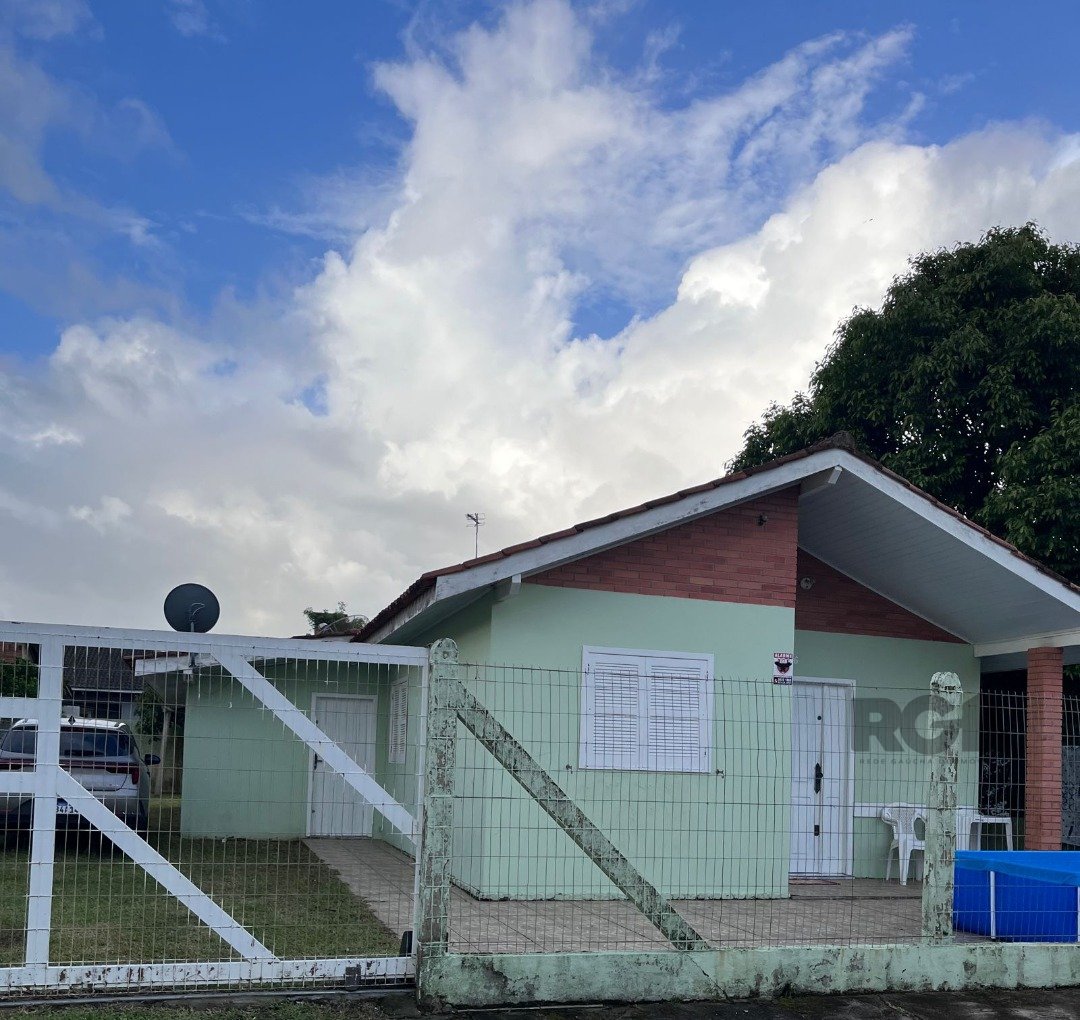 Casa com 70m², 4 dormitórios, 3 vagas no bairro Arroio Teixeira em Capão da Canoa para Comprar