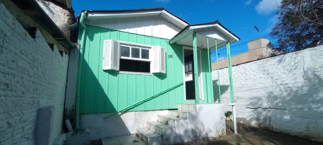 Casa à venda com 2 quartos, 63m², 2 vagas, Rua Aldrovando Leão no bairro Vila Jardim em Porto Alegre