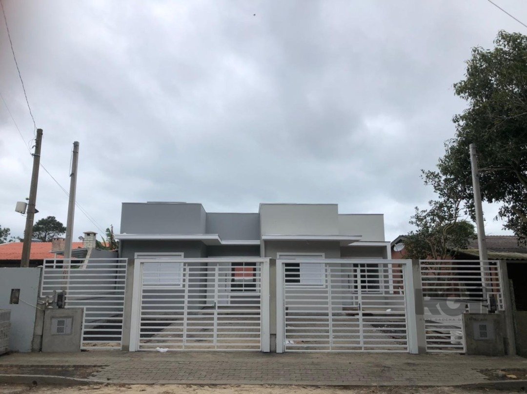 Casa com 68m², 2 dormitórios, 1 suíte, 2 vagas no bairro Centro em Nova Tramandaí (Tramandaí) para Comprar