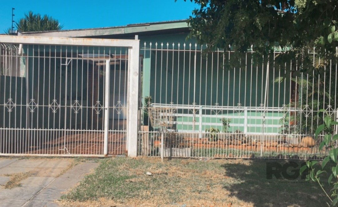 Casa à venda com 4 quartos, 220m², 1 suíte, 5 vagas, Avenida Francisco Talaia de Moura no bairro Rubem Berta em Porto Alegre