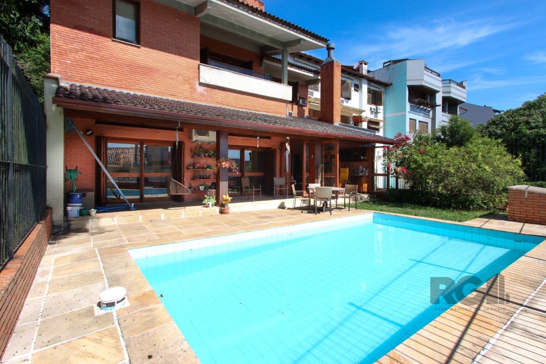 Casa com 4 dormitórios, sendo 1 suíte, com 2 vagas cobertas, no bairro Nonoai, Porto Alegre, RS