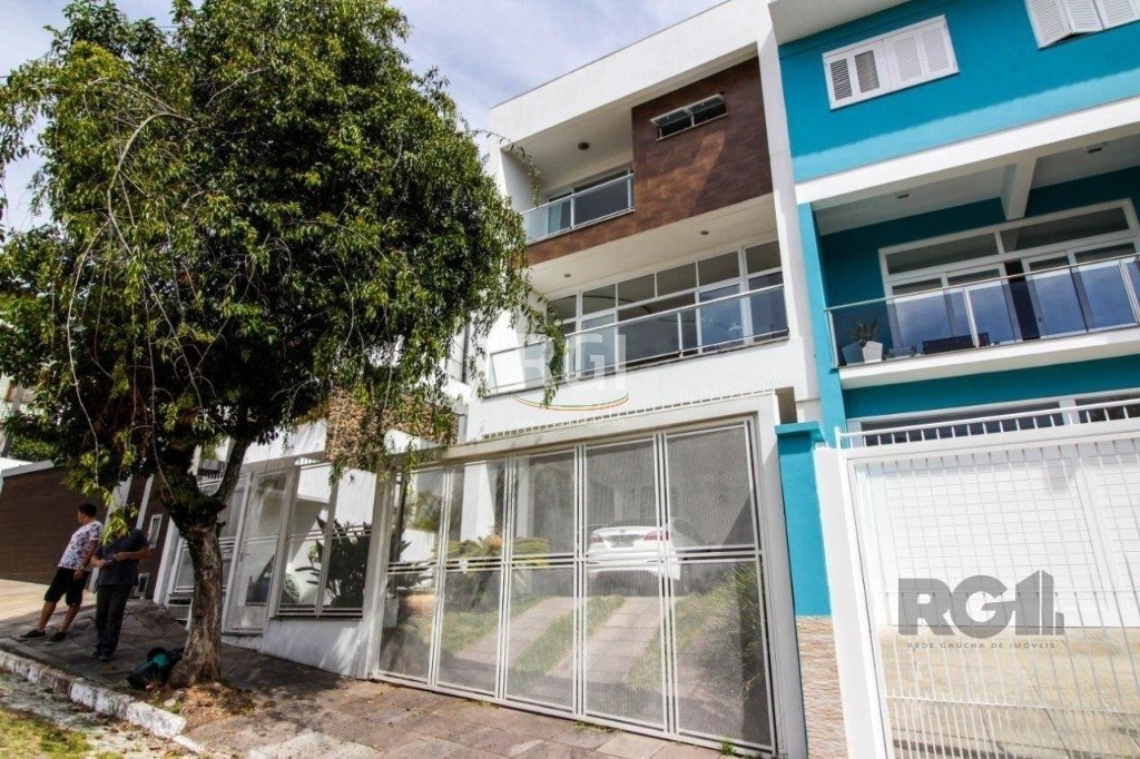 Casa com 300m², 3 dormitórios no bairro Teresópolis em Porto Alegre