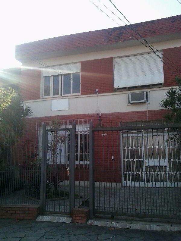 Casa com 250m², 5 dormitórios, 6 vagas no bairro Menino Deus em Porto Alegre para Comprar