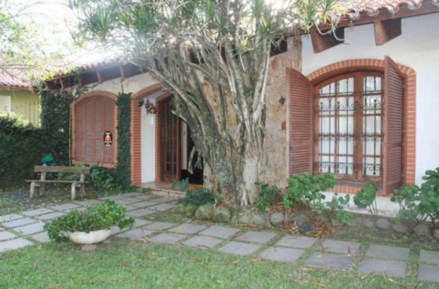 Casa com 300m², 4 dormitórios, 4 suítes, 4 vagas no bairro Vila Assunção em Porto Alegre para Comprar