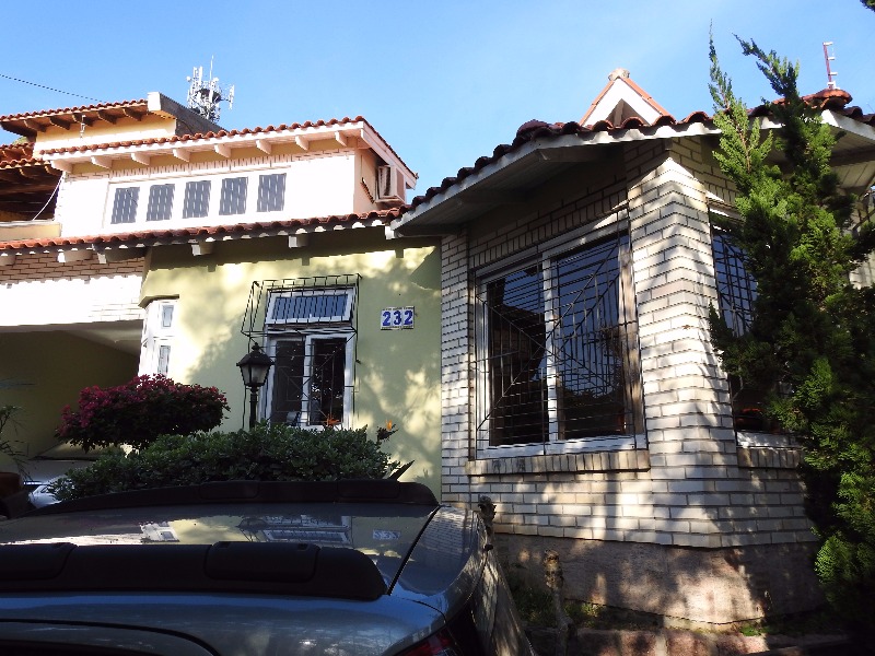 Casa com 200m², 3 dormitórios, 3 vagas no bairro Nonoai em Porto Alegre para Comprar
