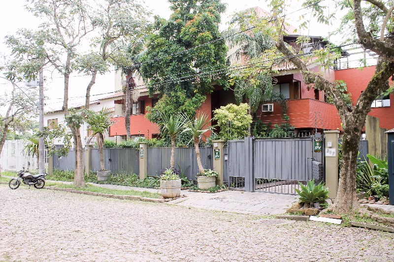 Casa Condominio com 347m², 4 dormitórios, 2 suítes, 2 vagas no bairro Vila Assunção em Porto Alegre para Comprar