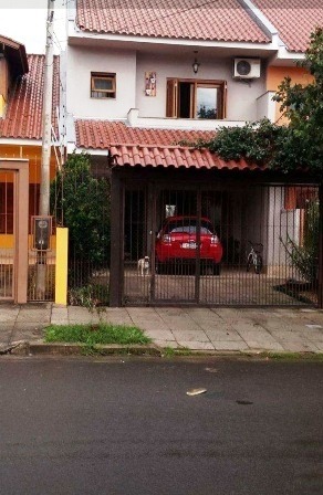 Sobrado com 164m², 3 dormitórios, 1 suíte, 2 vagas no bairro Guarujá em Porto Alegre para Comprar