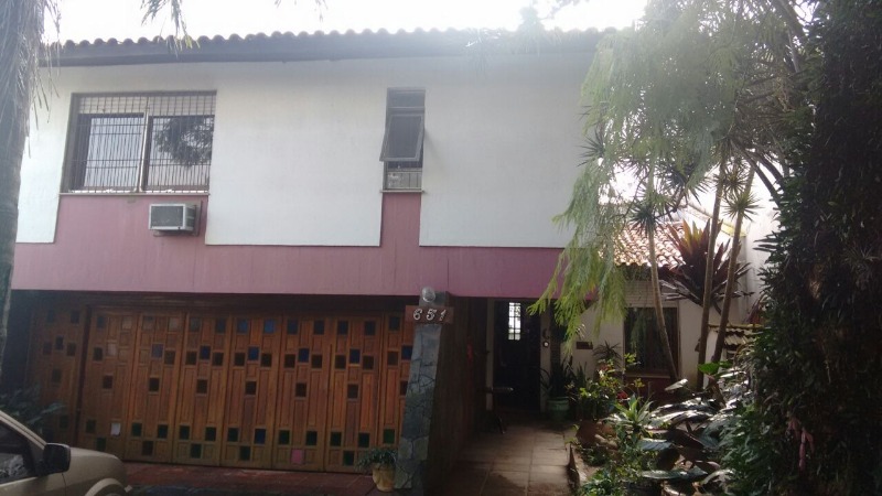 Casa com 320m², 3 dormitórios, 1 suíte, 4 vagas no bairro Cristal em Porto Alegre para Comprar