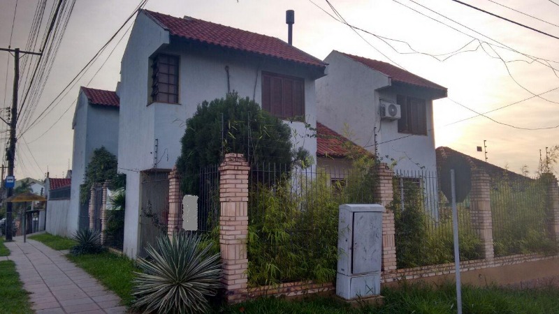 Casa com 255m², 4 dormitórios, 1 suíte, 2 vagas no bairro Tristeza em Porto Alegre para Comprar