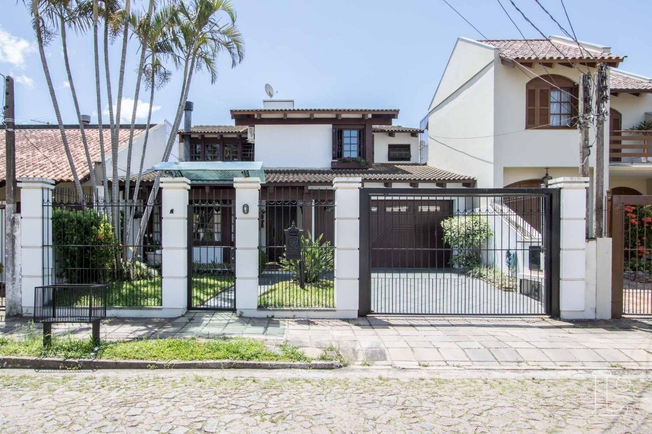 Casa com 238m², 4 dormitórios, 1 suíte, 4 vagas no bairro Ipanema em Porto Alegre para Comprar