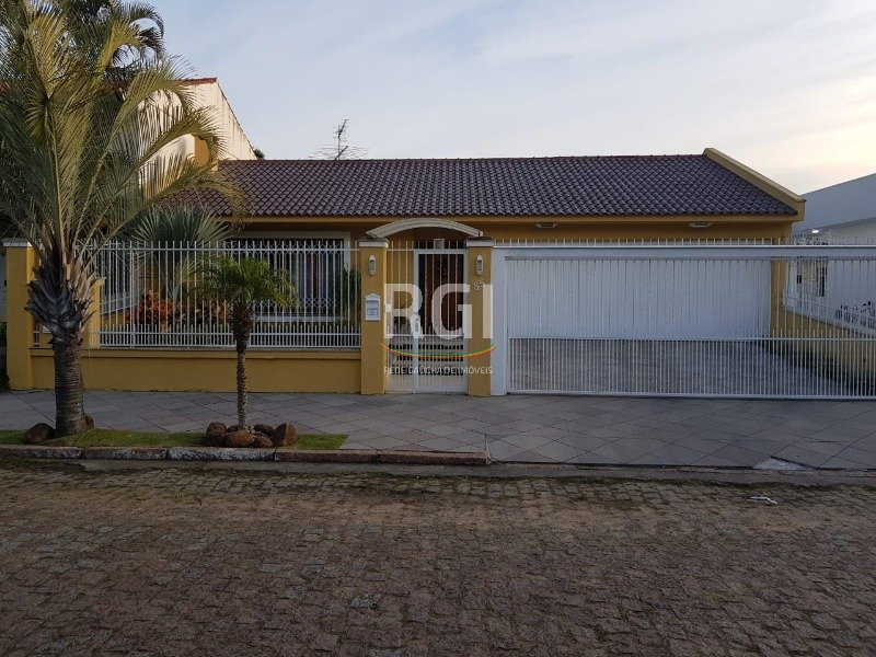 Casa com 300m², 3 dormitórios, 1 suíte, 4 vagas no bairro Ipanema em Porto Alegre para Comprar