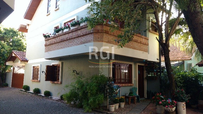 Casa com 240m², 3 dormitórios, 1 suíte, 2 vagas no bairro Ipanema em Porto Alegre para Comprar