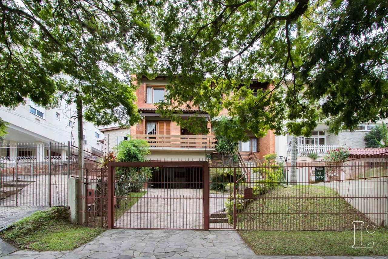Casa com 416m², 4 dormitórios, 1 suíte, 5 vagas no bairro Tristeza em Porto Alegre para Comprar