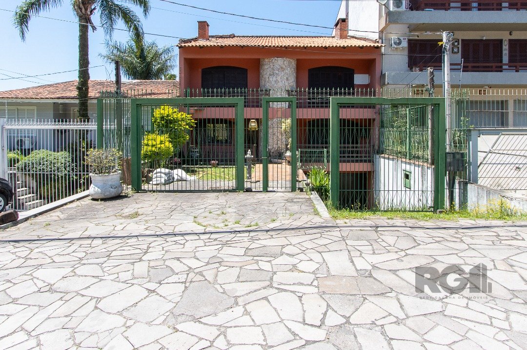 Casa com 572m², 6 dormitórios, 1 suíte no bairro Cavalhada em Porto Alegre para Comprar