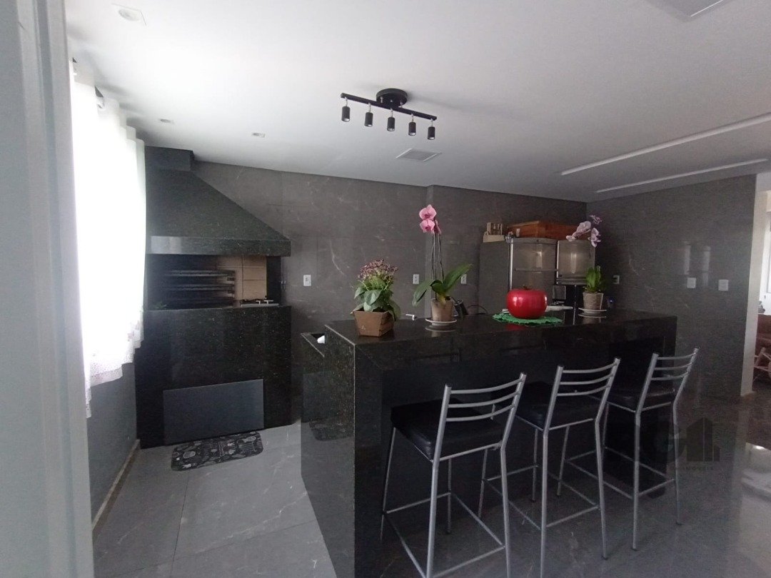 Casa com 75m², 2 dormitórios, 2 suítes, 2 vagas no bairro Hípica em Porto Alegre para Comprar