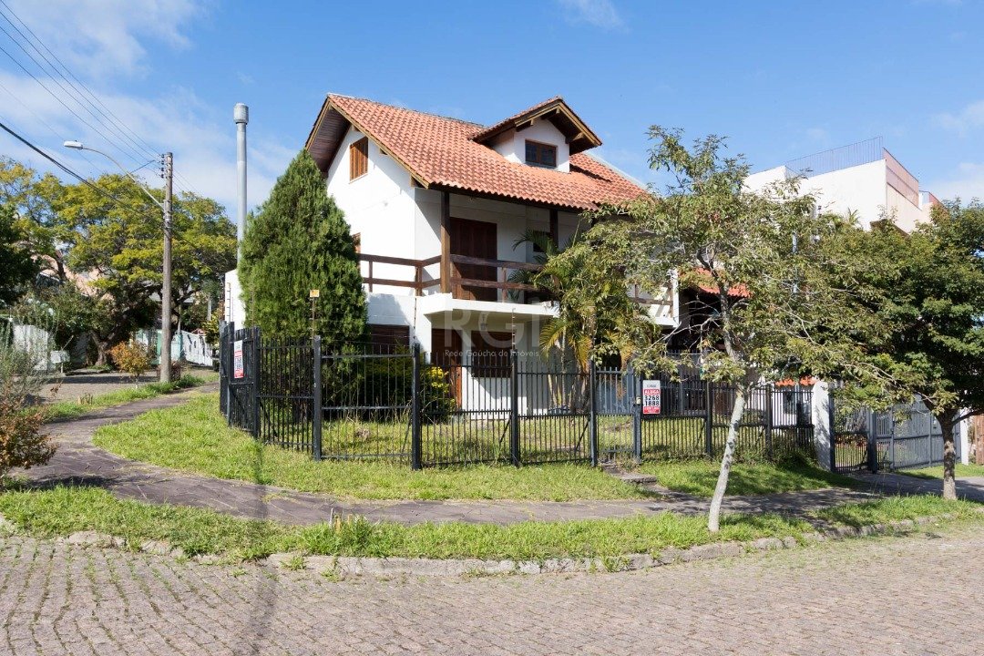 Casa com 154m², 3 dormitórios, 1 suíte, 2 vagas no bairro Aberta Dos Morros em Porto Alegre para Comprar