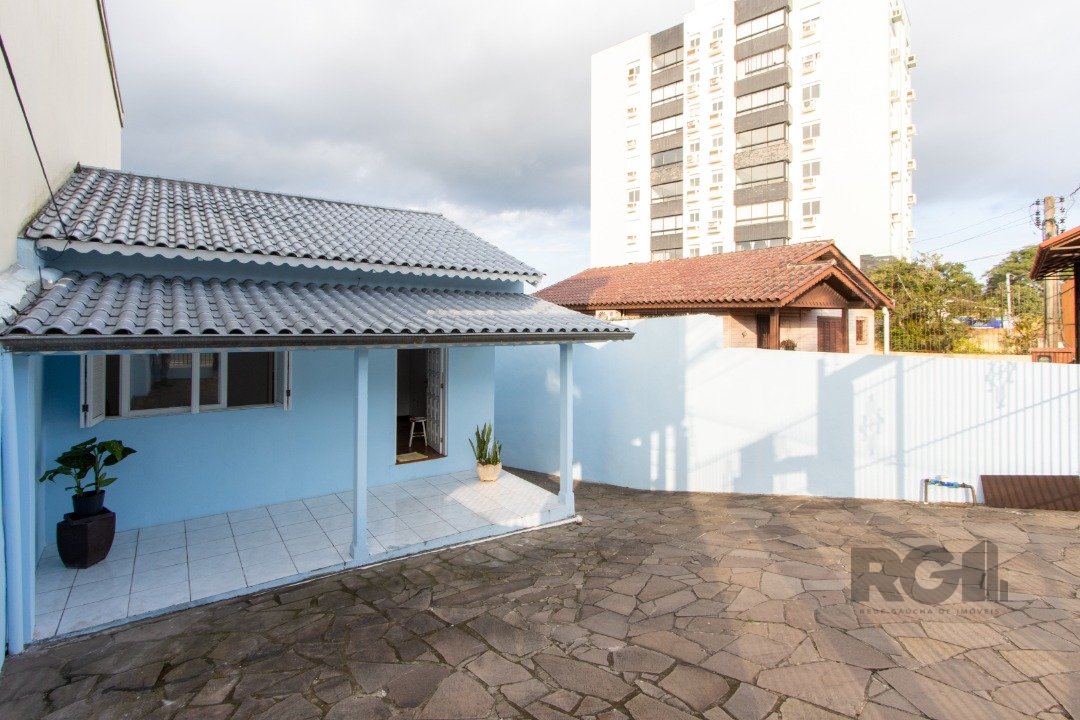 Casa com 128m², 2 dormitórios, 1 suíte, 2 vagas no bairro Cavalhada em Porto Alegre para Comprar