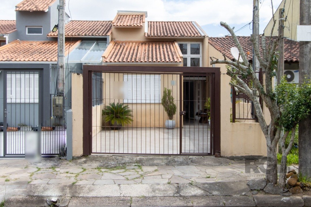 Casa com 100m², 3 dormitórios, 1 suíte, 2 vagas no bairro Hípica em Porto Alegre para Comprar