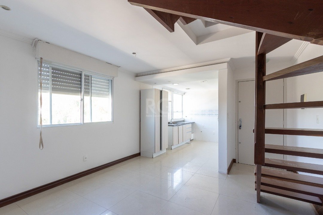 Cobertura com 79m², 2 dormitórios, 1 suíte, 1 vaga no bairro Camaquã em Porto Alegre para Comprar