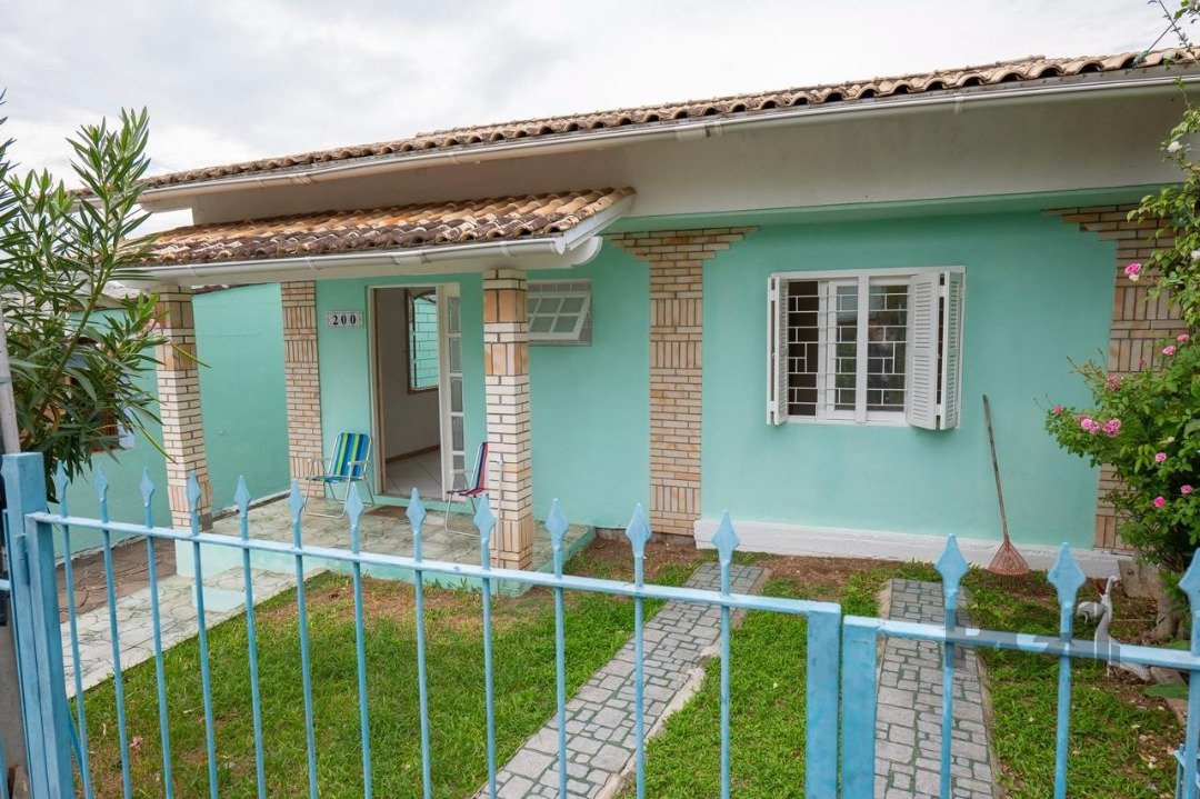 Casa com 150m², 6 dormitórios, 4 vagas no bairro Espirito Santo em Porto Alegre para Comprar