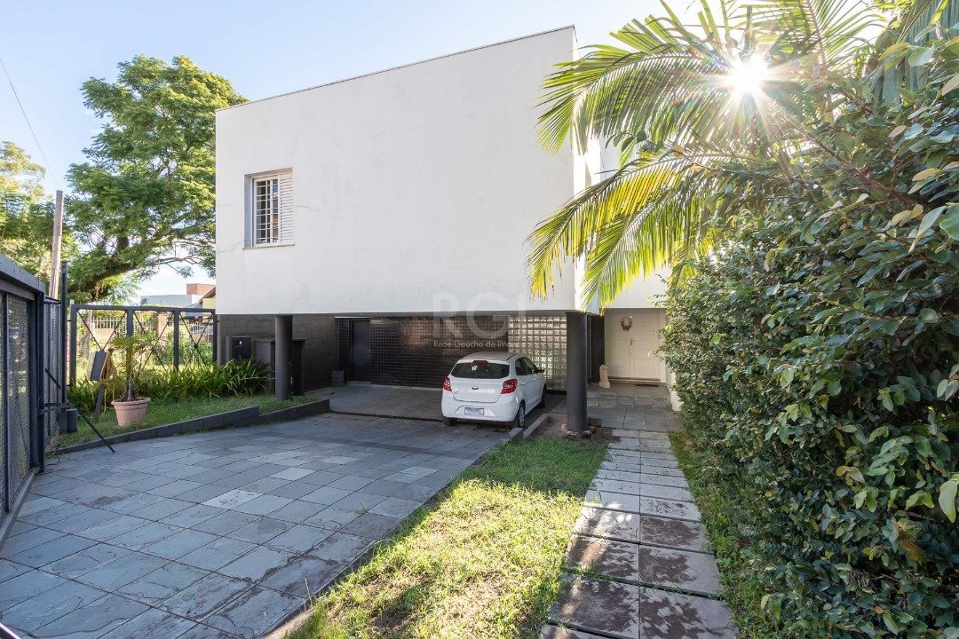 Casa com 470m², 3 dormitórios, 1 suíte, 6 vagas no bairro Nonoai em Porto Alegre para Comprar