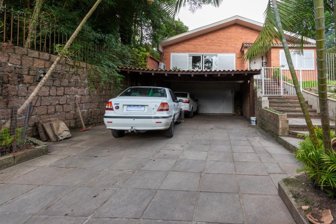 Casa com 300m², 4 dormitórios, 2 suítes, 4 vagas no bairro Vila Assunção em Porto Alegre para Comprar