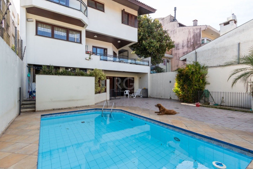 Casa com 352m², 4 dormitórios, 2 suítes, 4 vagas no bairro Petrópolis em Porto Alegre para Comprar
