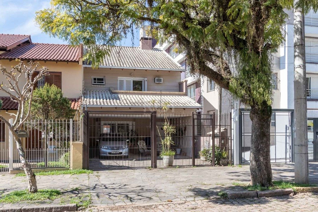 Casa com 162m², 3 dormitórios, 2 suítes, 4 vagas no bairro Tristeza em Porto Alegre para Comprar