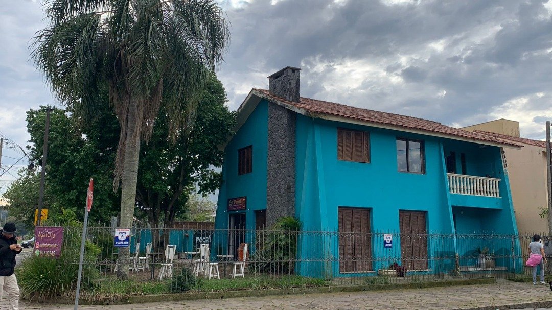Casa com 175m², 3 dormitórios, 1 suíte, 4 vagas no bairro Guarujá em Porto Alegre para Comprar