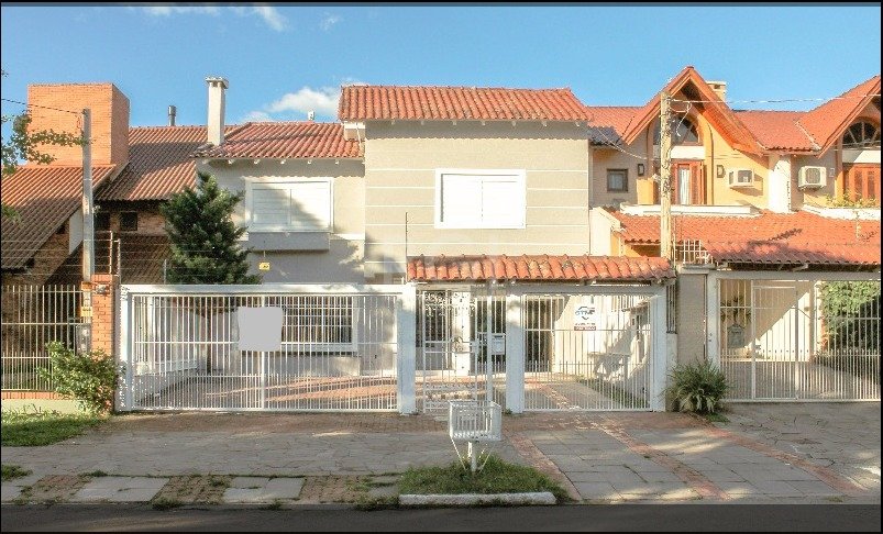 Casa com 347m², 4 dormitórios, 1 suíte, 6 vagas no bairro Tristeza em Porto Alegre para Comprar