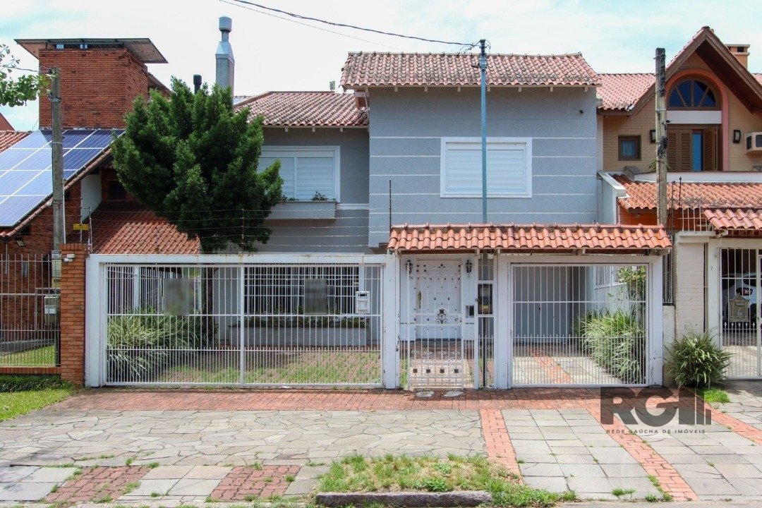 Casa à venda com 347m², 4 quartos, 1 suíte, 6 vagas no bairro Tristeza em Porto Alegre