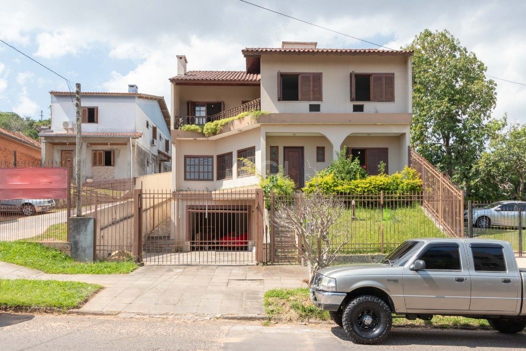 Casa com 460m², 4 dormitórios, 1 suíte, 4 vagas no bairro Cristal em Porto Alegre para Comprar