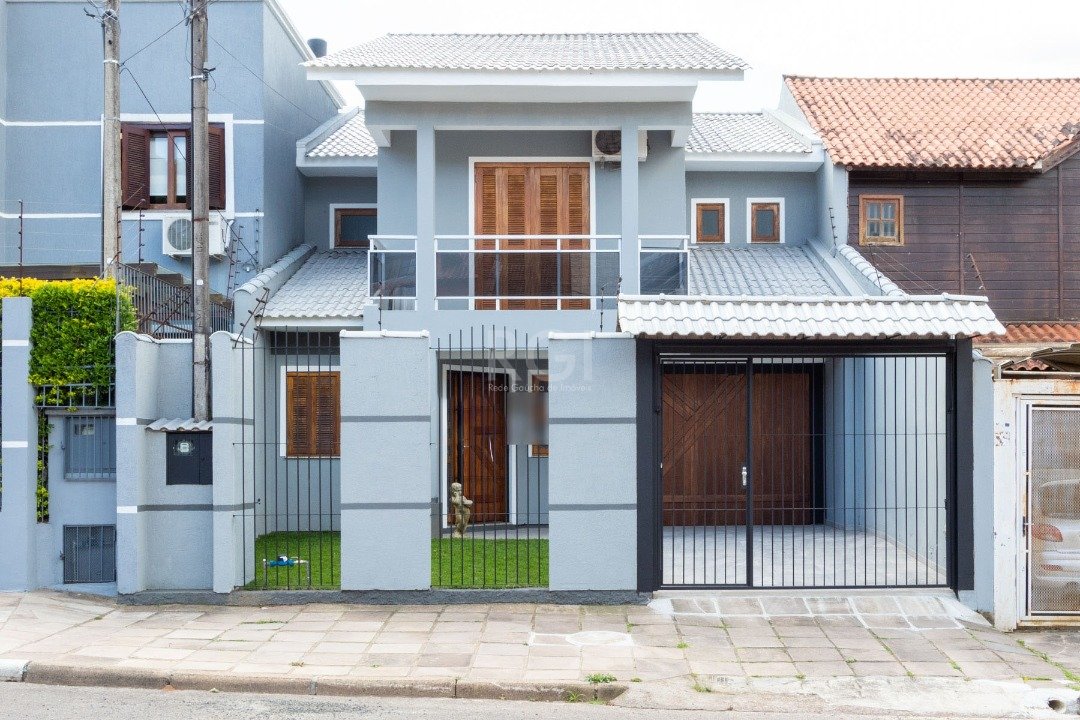Casa com 247m², 3 dormitórios, 1 suíte, 4 vagas no bairro Vila Nova em Porto Alegre para Comprar
