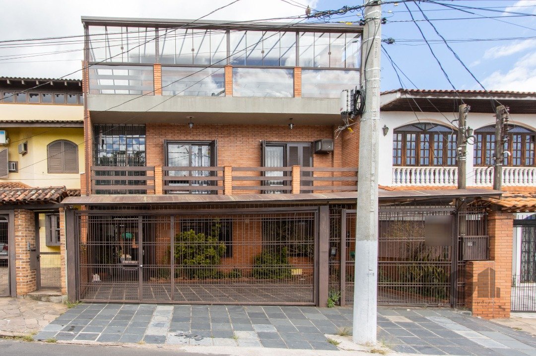 Casa com 500m², 4 dormitórios, 1 suíte, 4 vagas no bairro Coronel Aparício Borges em Porto Alegre para Comprar