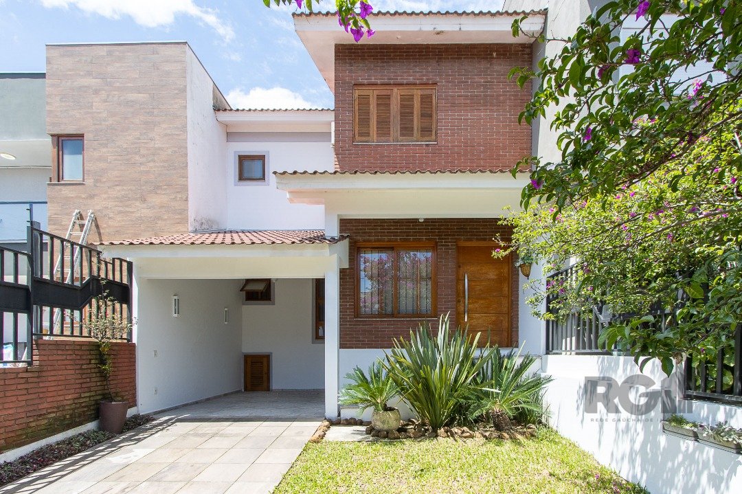 Casa com 180m², 3 dormitórios, 1 suíte, 2 vagas no bairro Lagos De Nova Ipanema em Porto Alegre para Comprar
