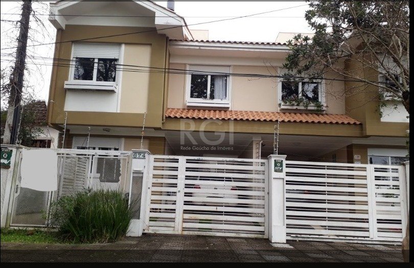 Casa com 132m², 3 dormitórios, 1 suíte, 2 vagas no bairro Nonoai em Porto Alegre para Comprar
